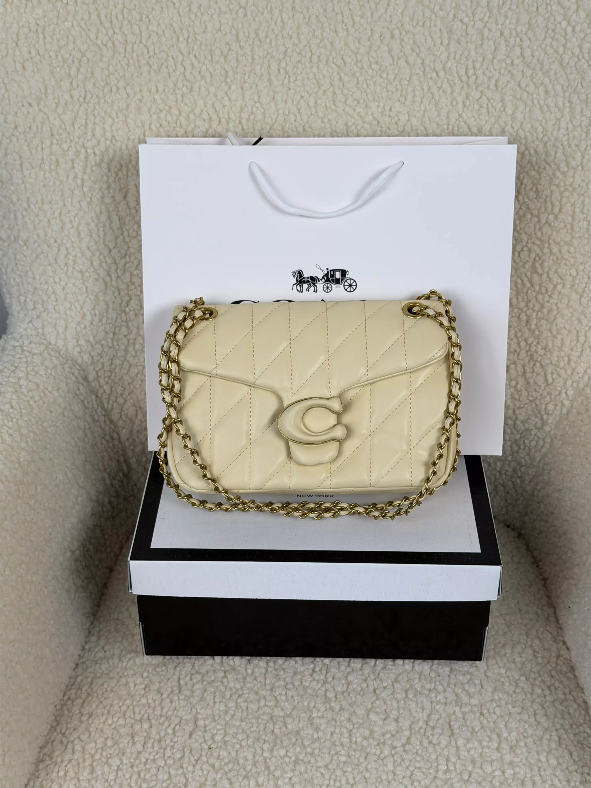 Жіноча сумка Coach Tabby Shoulder Bag 26 Pastel лимонний