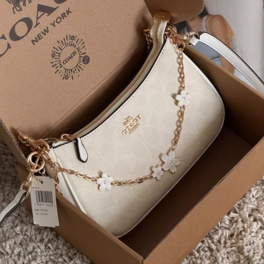 Сумка Coach Teri in Signature Canvas with Charms молочний