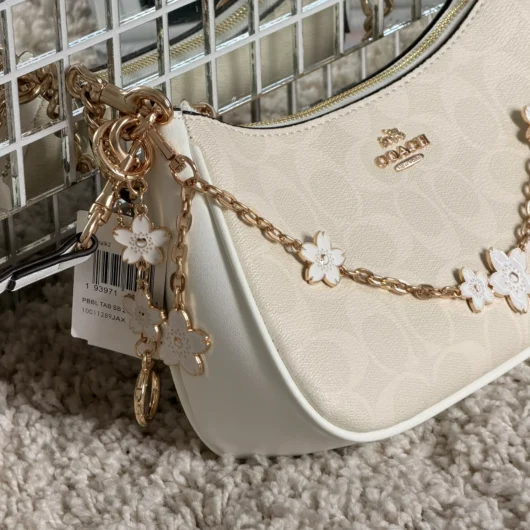 Сумка Coach Teri in Signature Canvas with Charms молочний